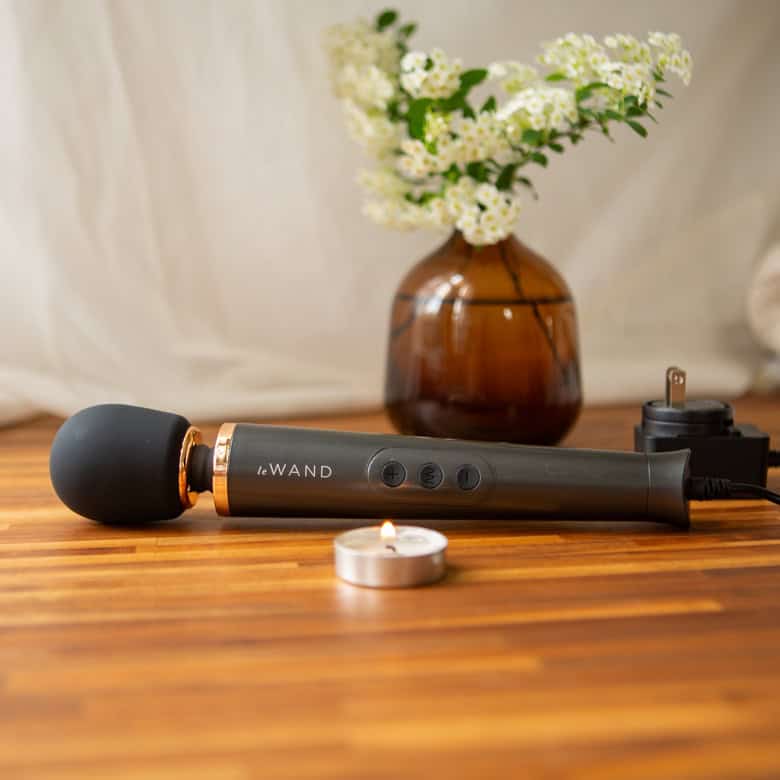 dual vibration massager plus one Le Wand Feel My Power Special Edition Wand Massager – Eve's Body Shop main image 0